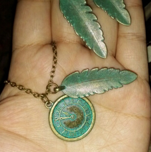 Retro Bronze Clock & Leaf Necklace Set - Picture 2 of 8